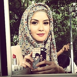 Cantik Berhijab ala Revalina S Temat