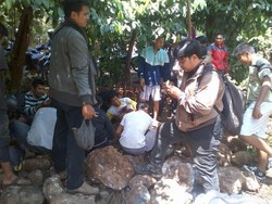 Bawa Palu dan Godam, Warga Masih Serbu Jl Bangau di Cilandak Cari Batu Mulia