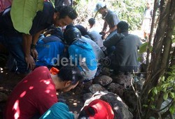 Malam Hari, Masih Banyak Warga yang Cari Batu Mulia di Jl Bangau Cilandak