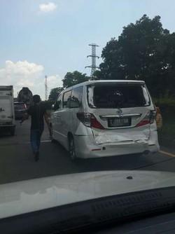 Tabrakan Beruntun di Tol Padaleunyi, Toyota Alphard Penyok Depan-Belakang