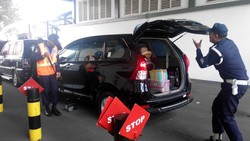 Ketatnya Pemeriksaan Kendaraan ke Dalam JIS