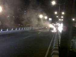 Mobil Terbakar di Flyover Jati Baru Tanah Abang, Bikin Macet Parah