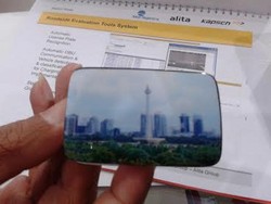 Ini Alat Bergambar Monas yang Dipasang di Kaca Mobil untuk Sistem ERP