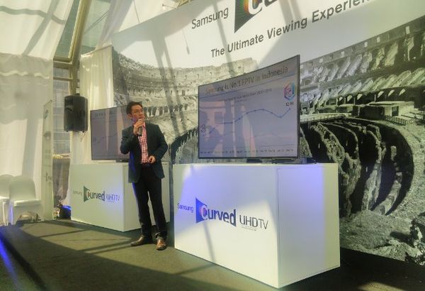 Sensasi Ultra HD TV Melengkung Samsung