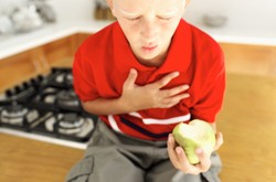 Hati-hati, 5 Jenis Makanan Ini Sering Bikin Anak Tersedak!