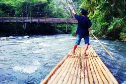 Rafting Bambu di Sungai, Cuma di Indonesia!