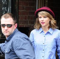 Foto: Pakai Baju Seksi, Taylor Swift Dikawal Bodyguard