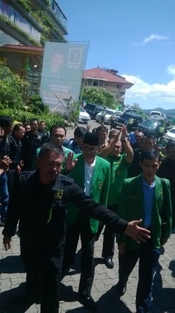 Beda dengan SDA, Kedatangan Emron Disambut Takbir