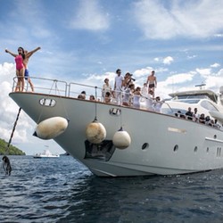 Mengintip Gaya Liburan Farah Quinn dengan Pria Bule