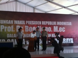 Boediono Tulis Prasasti Dukungan Jalur Ganda Kereta di Bojonegoro