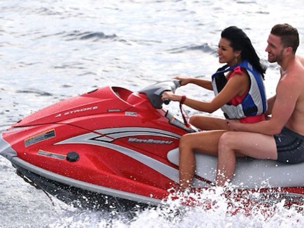 Serunya Farah Quinn Naik Jet Ski dengan Teman Bulenya
