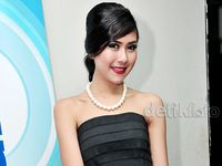 Syahnaz Cantik Tampil Klasik