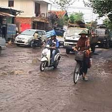 Bu Risma, Jalan di Tanjungsari Bak Arena Off Road