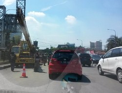 Gara-gara Reklame Dibongkar, Jalan Suryasumantri dan Pasteur Macet Panjang