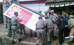 Tertibkan Reklame, Satpol PP Malah Dituntut Balik Pengusaha