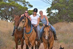 Wah, Relawan Ini Galang Dana untuk Dokter di Pedalaman dengan Berkuda