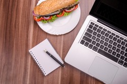 Makan Malam Lebih Awal dan Minum Air Putih Agar Tubuh Tetap Ramping dan Sehat