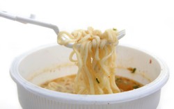 Amankah Menyantap Makanan Panas di Mangkuk Plastik?