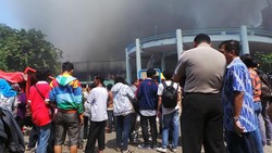 Diperkirakan 2.043 dari 3.096 Kios di Blok 3 Pasar Senen Telah Terbakar
