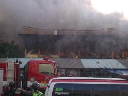 Malam Hari, Asap Masih Terlihat di Pasar Senen