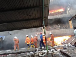 5 Jam Berlalu, Sulitnya Air dan Padatnya Lalin Hambat Pemadaman Api di Pasar Senen