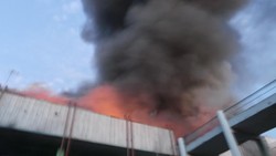 Di Tengah Hiruk Pikuknya Senen, Seorang Pedagang Pasrah Kiosnya Ikut Terbakar