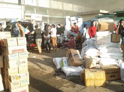 Hilir Mudik, Pedagang Taruh Dagangannya Begitu Saja di Halaman Pasar Senen