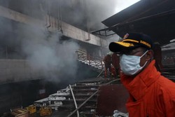 Ini Momen Pertarungan Pemadam Kebakaran Vs Api di Pasar Senen