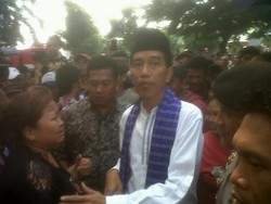 Di Pasar Senen, Ibu Pedagang Ini Menangis Cerita Kiosnya Terbakar ke Jokowi