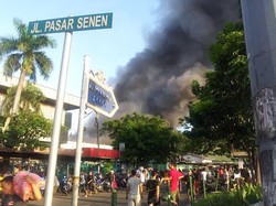 Bersumber di Pusat Kain dan Pakaian, Api di Pasar Senen Susah Dipadamkan