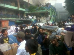 Inilah Kondisi Pedagang Pasar Senen yang Panik Menyelamatkan Dagangannya