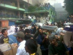 Api Membara, Ini Penampakan Pedagang yang Coba Selamatkan Barang di Pasar Senen