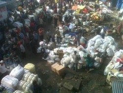 Ratusan Pedagang Senen Masih Terus Mencoba Selamatkan Barang Dagangan
