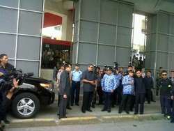 Berkacamata Hitam, SBY Pantau Kebakaran Pasar Senen dari Atrium