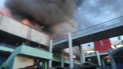Api di Pasar Senen Masih Membara, Pedagang Hilir Mudik Keluarkan Dagangan
