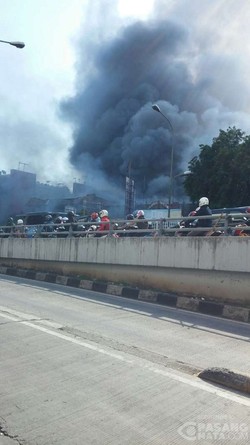 Asap Hitam Mengepul di Pasar Senen, Lalin Flyover Senen Macet