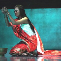 Koleksi Batik Iwan Tirta Dipakai di Pentas Drama Tari Drupadi