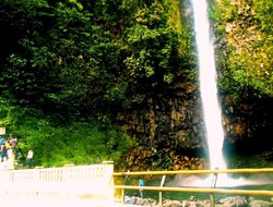 Pemandangan Fantastis Air Terjun Lembah Anai