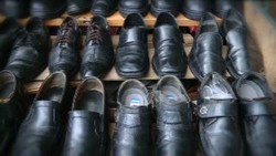 Tukang Sol Sepatu: Seperti Alas Kaki, Wong Cilik Cuma Jadi Pijakan Politisi