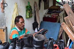 Jahitan Sepatu Jaya Selama 12 Tahun di Pinggir Rel