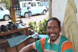 Jaya Sang Penjahit Sepatu Impikan Jahit Koalisi Prabowo-Jokowi