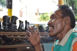 Jaya Tukang Sol Sepatu Tak Ingin Wong Cilik Cuma Dimanfaatkan