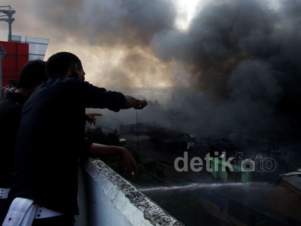 Asap Hitam Membumbung di Langit Pasar Senen