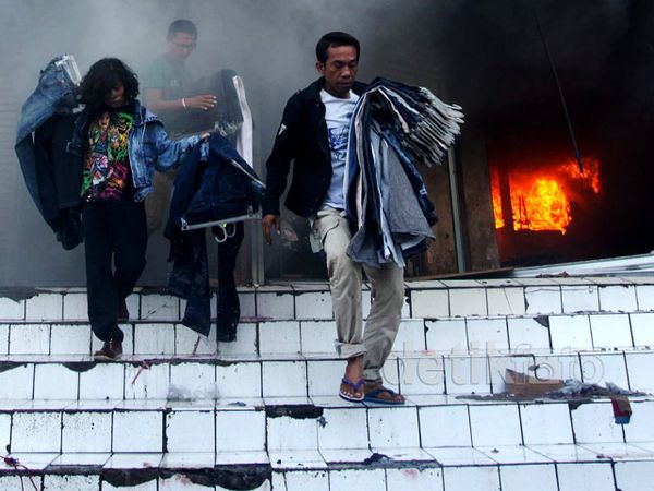 Pedagang Senen Selamatkan Barang Dagangan