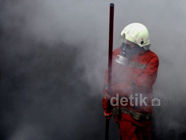 Pemadam Berjibaku Padamkan Api Pasar Senen