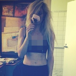 Ellie Goulding Unggah Foto Ber-underwear