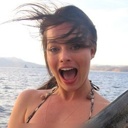 Margot Robbie Seksi Berbikini Saat Memancing