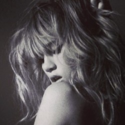 Suki Waterhouse Pose Topless di Instagram