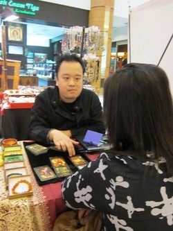 Ada Anggota DPR dan KPK Pelanggan Peramal Ini