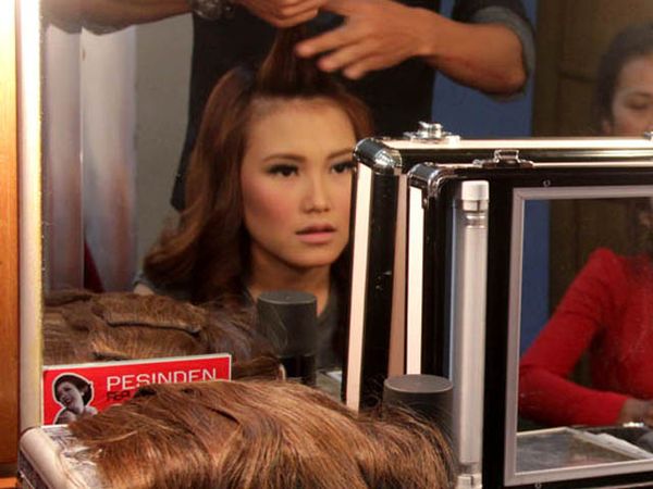 Yuk Intip Ayu Ting Ting Bersolek